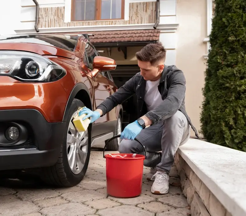 Lavage auto à domicile Lescure-d'Albigeois : professionnel intervenant sur un véhicule